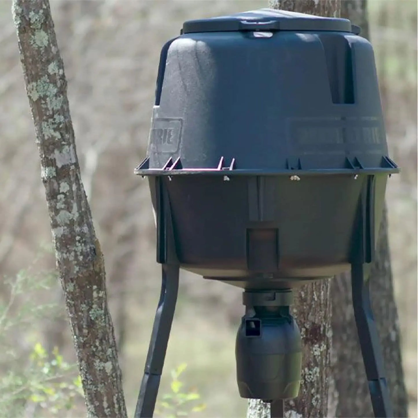 Fish & Deer 30-Gallon Quick-Lock Directional Tripod Feeder